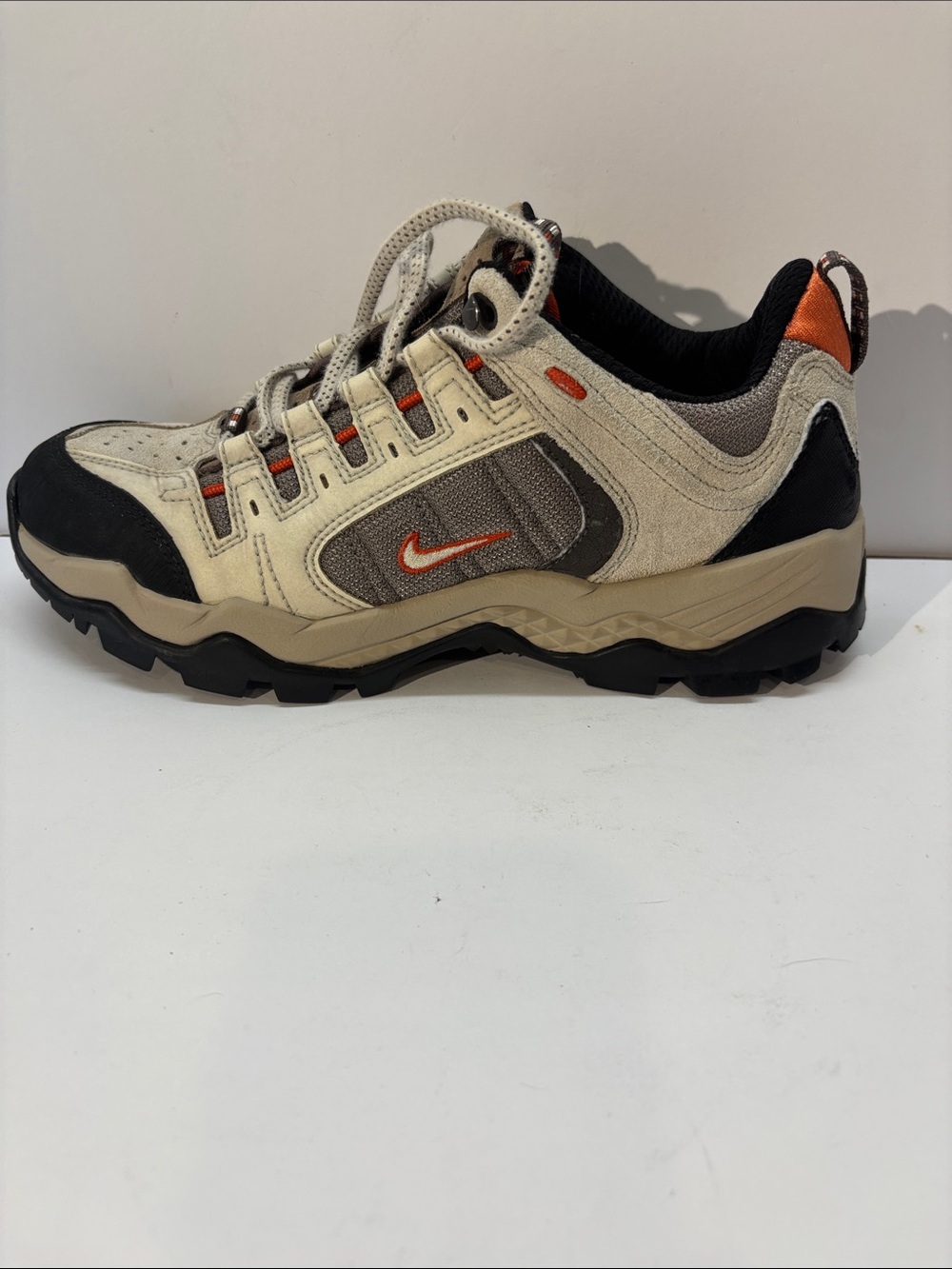 Nike women’s Trail Low Sneaker in Beige, Black and Orange size 8.5